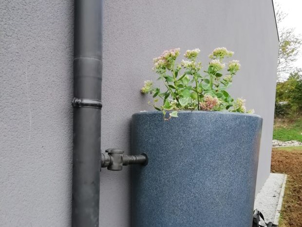 Récupérateur d'eau de pluie écologique, esthétique et pas cher