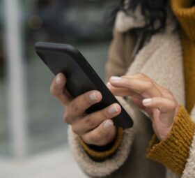 Femme utilisant son téléphone portable